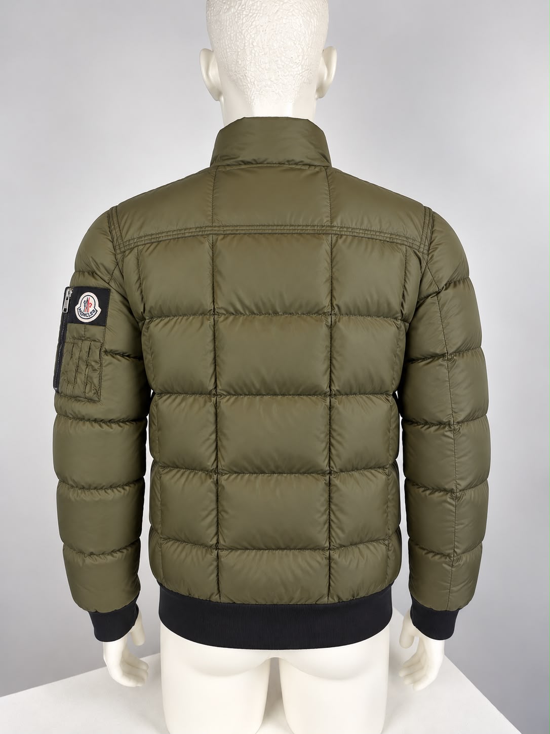 Moncler Down Jacket (3/M)